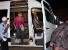 Servis minibüsünde 24 kaçak yakalandı