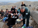 Turistler Nemrut'ta iftar sofrasına misafir oluyor