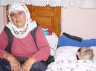 29 Yıldır engelli oğluna bebek gibi bakıyor