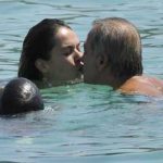 baris-falay-esiyle-denizin-ortasinda-opustu