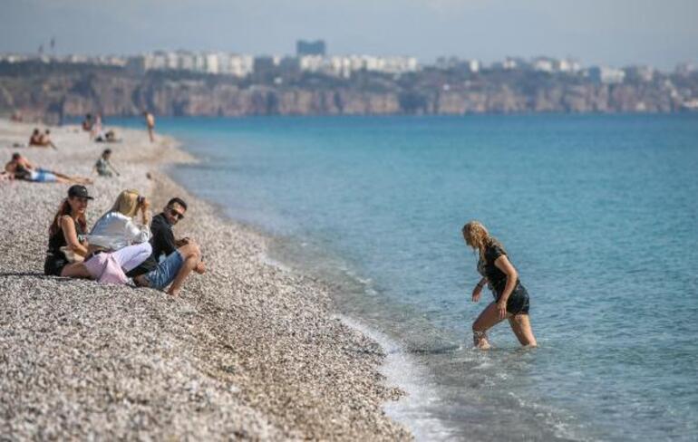 Antalyada turistler sahillere akın etti